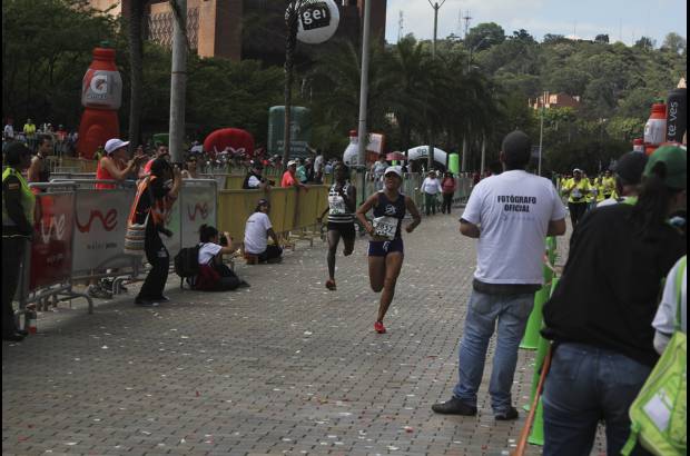 Esteban Jaramillo y Sebastián Salazar - Más de 10 mil competidores se dieron cita en esta histórica cita deportiva que se corría en las modalidades de 5, 10, 21 y 42 kilómetros.