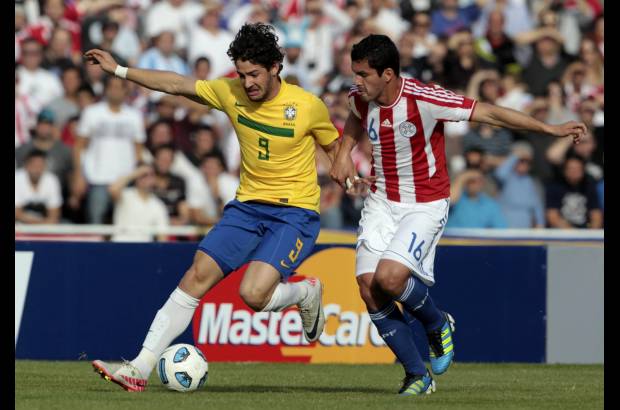 Reuters - Alexandre Pato dej&#243; escapar una ocasi&#243;n dorada a los 20 minutos, en que el arquero Justo Villar le tap&#243; una entrada franca luego de una bonita triangulaci&#243;n con Ganso y Jadson.