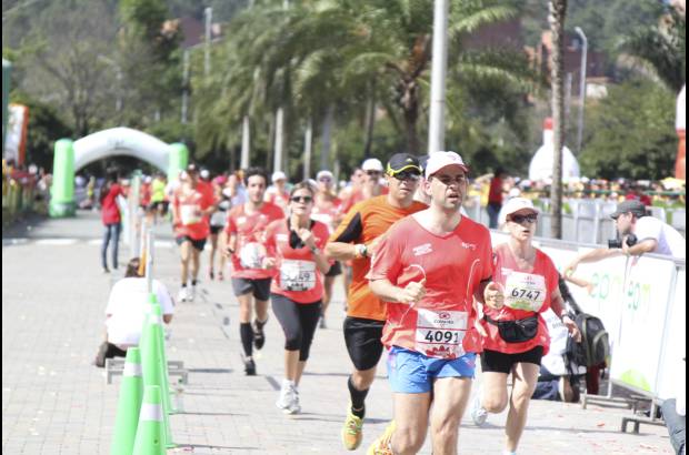 Esteban Jaramillo y Sebasti&#225;n Salazar - M&#225;s de 10 mil competidores se dieron cita en esta hist&#243;rica cita deportiva que se corr&#237;a en las modalidades de 5, 10, 21 y 42 kil&#243;metros.