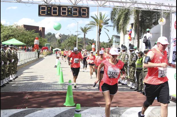 Esteban Jaramillo y Sebasti&#225;n Salazar - M&#225;s de 10 mil competidores se dieron cita en esta hist&#243;rica cita deportiva que se corr&#237;a en las modalidades de 5, 10, 21 y 42 kil&#243;metros.
