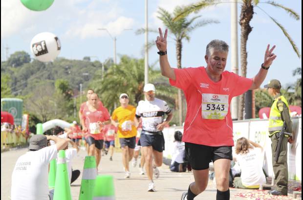 Esteban Jaramillo y Sebasti&#225;n Salazar - M&#225;s de 10 mil competidores se dieron cita en esta hist&#243;rica cita deportiva que se corr&#237;a en las modalidades de 5, 10, 21 y 42 kil&#243;metros.