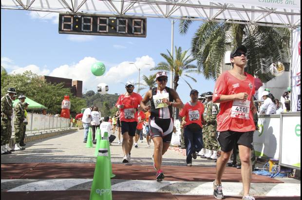Esteban Jaramillo y Sebasti&#225;n Salazar - M&#225;s de 10 mil competidores se dieron cita en esta hist&#243;rica cita deportiva que se corr&#237;a en las modalidades de 5, 10, 21 y 42 kil&#243;metros.