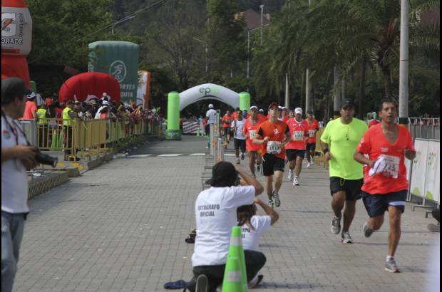Esteban Jaramillo y Sebasti&#225;n Salazar - M&#225;s de 10 mil competidores se dieron cita en esta hist&#243;rica cita deportiva que se corr&#237;a en las modalidades de 5, 10, 21 y 42 kil&#243;metros.