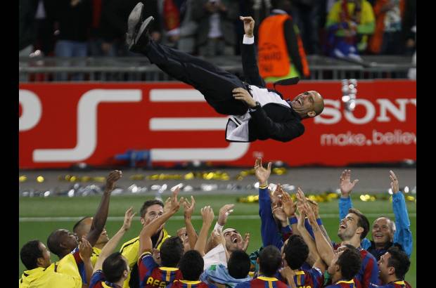 AP - La segunda mitad fue definitivamente la de Messi. El Barsa siguió dominando el balón y el argentino parecía clonarse, apareciendo por todos los sectores. El gol de la "Pulga" llegó a los 54, con un disparo desde la media luna.