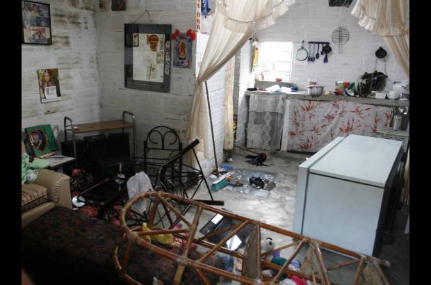 Esteban Vanegas - Así quedó una de las residencias del sector tras los enfrentamientos a bala entre los combos delincuenciales que actúan en la zona.