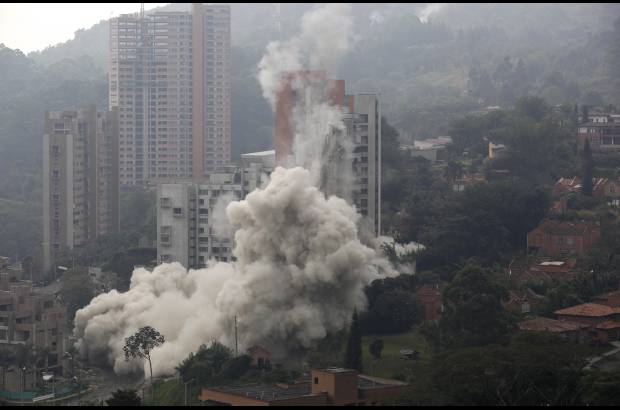 Manuel Saldarriaga - Durante 6 minutos la nuve de polvo cubri&#243; la zona de la implosi&#243;n.