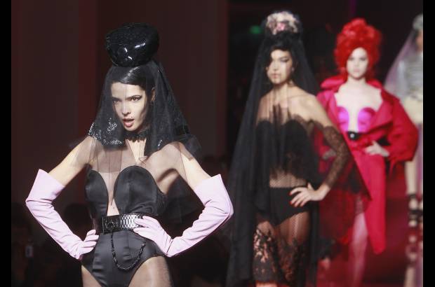 AP - El modisto Jean-Paul Gaultier rindi&#243; homenaje a la cantante londinense Amy Winehouse, a su m&#250;sica y a sus descubrimientos indumentarios, con un desfile de alta costura para el verano 2012, inspirado totalmente en ella.