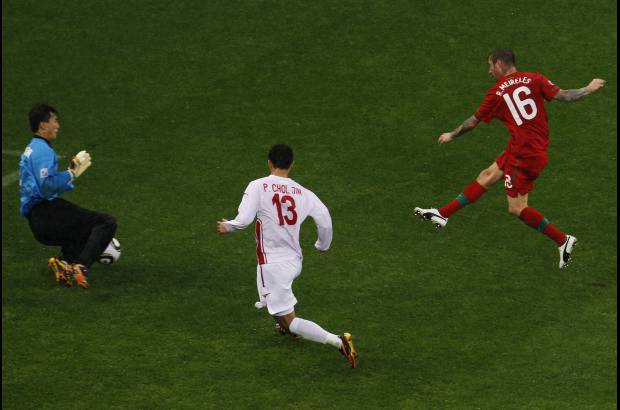 AP - Raúl Meireles abrió el marcador para Portugal en el minuto 29. Las malas condiciones del tiempo hicieron que los defensores tropezaran con facilidad y la rapidez del balón llevó a ambos equipos a probar tiros de larga y media distancia en varias oportunidades.