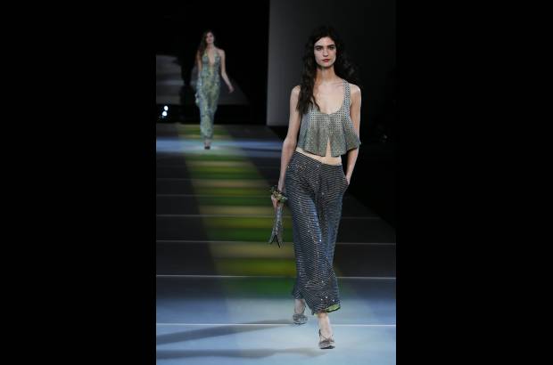 Reuters - Giorgio Armani, de 79 años, cerró la Semana de la Moda femenina de Milán. Sus diseños sorprendieron por teñir la franela de grises claros y oscuros a los que se unió el verde lima, para vestir a una mujer sencilla pero elegante. Para la noche, los vestidos largos palabra de honor o con escotes vertiginosos fueron los encargados de poner la nota de distinción en el desfile.