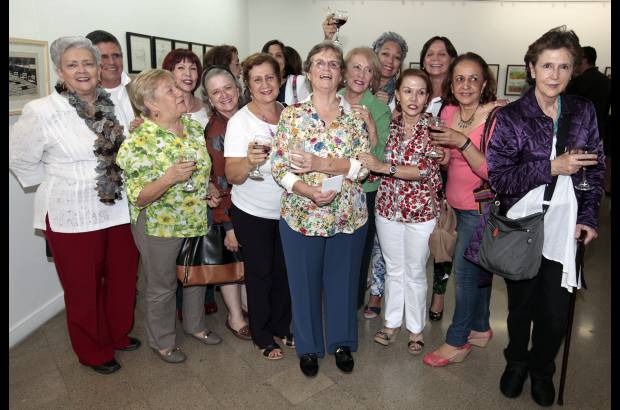 Fotos MANUEL SALDARRIAGA - Zoraida (centro), con la compa&#241;&#237;a de sus amigos y colegas de la oficina de Planeaci&#243;n Departamental.