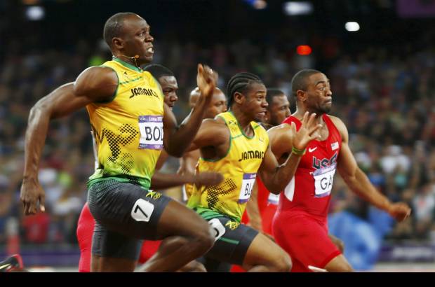 Reuters - El rey de los 100 metros planos, el jamaiquino Usain Bolt, vol&#243; en la pista de Londres.