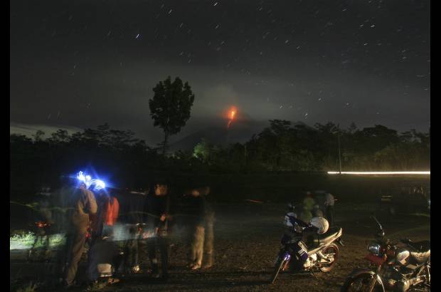 AP - Indonesia pertenece al llamado Anillo de Fuego del Pac&#237;fico y por lo menos 129 de sus m&#225;s de 400 volcanes est&#225;n activos.
