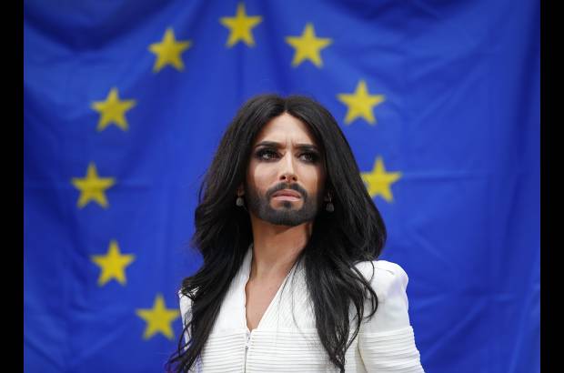 Reuters - Conchita Wurst, quien gan&#243; el festival de la canci&#243;n de Eurovisi&#243;n cant&#243; ante el Parlamento Europeo en Bruselas, B&#233;lgica.