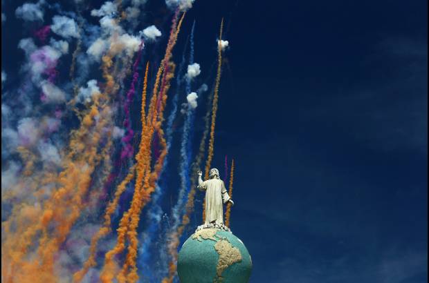 Reuters - Juegos pirot&#233;cnicos se ven detr&#225;s del divino salvador del mundo monumento en San Salvador en las fiestas agostinas, en alusi&#243;n al mes de agosto, que se celebran anualmente del 1 al 6 de dicho mes.