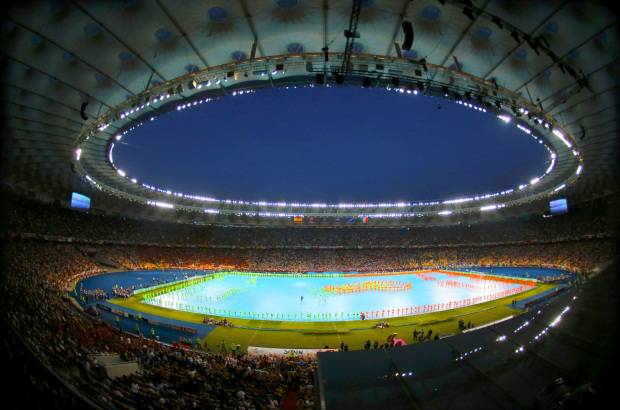 Reuters - La ceremonia de clausura de la Eurocopa 2012 en el estadio Ol&#237;mpico de Kiev, un espect&#225;culo colorido inspirado en el f&#250;tbol y en las diecis&#233;is selecciones participantes en el torneo.