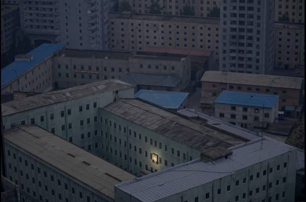 Reuters - El bosnio Damir Sagolj, corresponsal de Reuters en Tailandia, gan&#243; en la categor&#237;a de Vida Cotidiana con esta foto de Kim Il-sung, en un edificio de Pyongyang, capital de Corea del Norte.