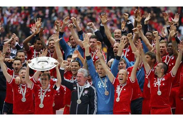 Reuters - Seis jornadas antes de que terminara la Bundesliga el Bayern si hizo inalcanzable para sus rivales y alzó el título de Alemania.
