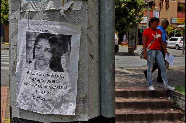 Henry Agudelo - Son estos postes los testigos mudos que de día y de noche ven llegar a personas silenciosas con una esperanza, una alegría o una tristeza a cuestas.