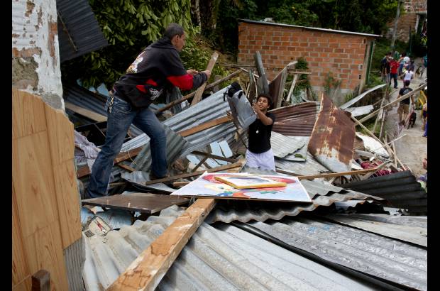 Esteban Vanegas - Tras el fuerte susto, agentes de Polic&#237;a, organismos de socorro y habitantes de la zona ayudaron a sacar los enseres de las viviendas afectadas.