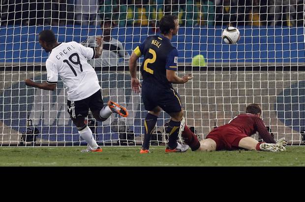 Reuters - Cacau, quien acaba de reemplazar a Klose, complet&#243; la cuenta a favor de los teutones.