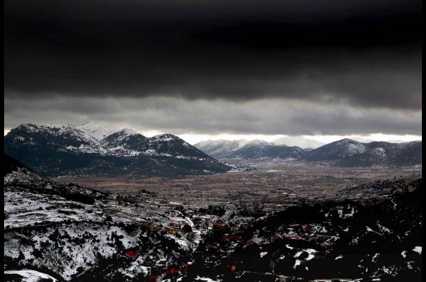 Reuters - Una fuerte tormenta lleg&#243; a la cordillera Panachaiko que est&#225; cubierta de nieve.