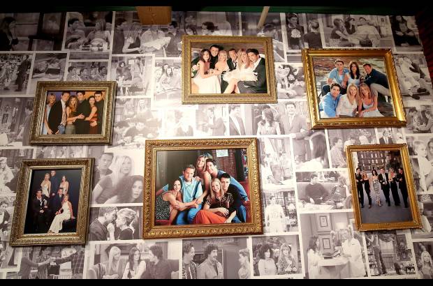 AFP - En el caf&#233; hay un mural con fotograf&#237;as de la serie.