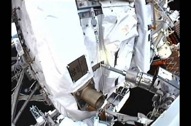Reuters - Los astronautas tuvieron una jornada compleja. Se debía lubricar una articulación del sistema de energía solar de la Estación Espacial Internacional, pero no pudo ser completada debido a que se perdió un perno y se atoró una arandela en un resquicio.