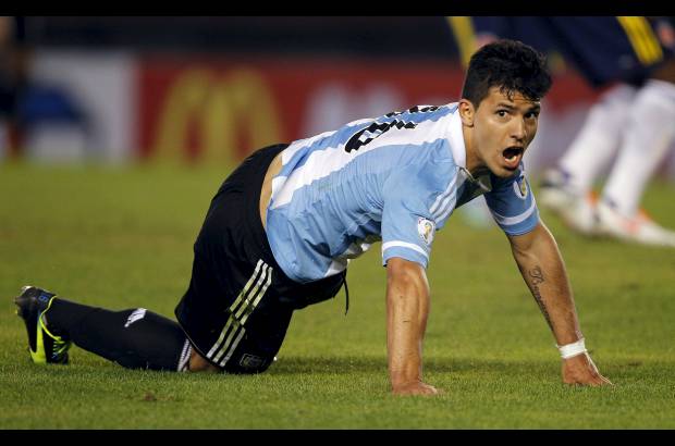 Reuters - En dos ocasiones los gritos de celebración para los argentinos se ahogaron ante la definición de Sergio Agüero y que fueron anuladas por el juez central Marlon Escalante.