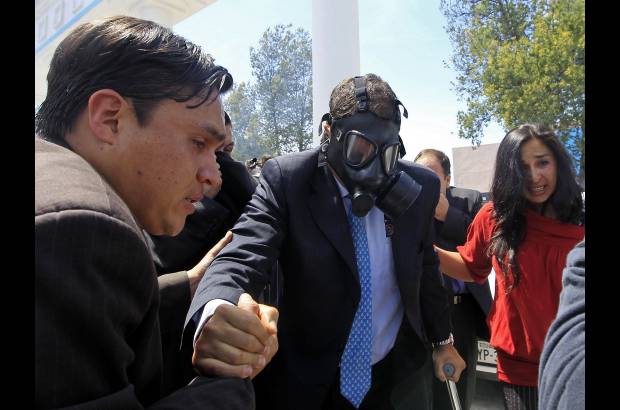 Reuters - Los manifestantes en apoyo al Gobierno agredieron a unos cinco agentes que no protestaban, sino que llegaban a Carondelet como protecci&#243;n de unas autoridades gubernamentales.