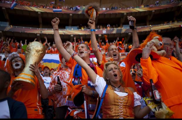 AP - Estridentes pelucas, originales gorros en los que no podía faltar el mítico molino holandés, trajes típicos, coronas de gran tamaño...todo, por supuesto, de color naranja.