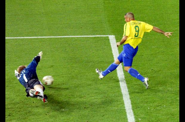 AP - Ganó dos Copas del Mundo (1994 y 2002) con Brasil y tiene el récord de goles en la Copa del Mundo con 15 anotaciones También conquistó la Copa América dos veces con Brasil (1997 y 1999).