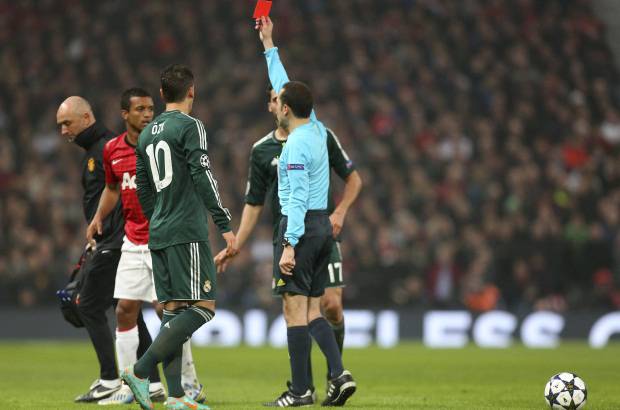 AP - El Manchester United, que planeaba pasar la eliminatoria al contragolpe, se vio mermado por la pol&#233;mica tarjeta roja que vio Nani en el minuto 56.