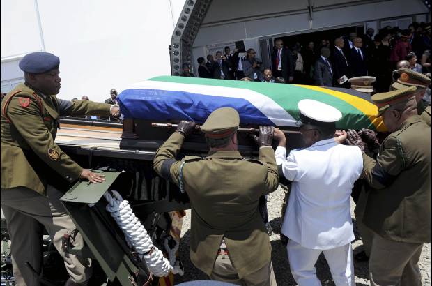 REUTERS - Los habitantes de Qunu convivieron con &#233;l, y algunos lo recuerdan como un amigo cercano, pero hoy no pudieron asistir al funeral de Estado que se celebr&#243; a escasos metros de sus casas, porque era un acto reservado para familiares, mandatarios pol&#237;ticos y personalidades p&#250;blicas.