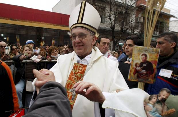 REUTERS - Emprendamos un camino de amor y confianza en todo el mundo&quot; dijo el nuevo Papa en su primer mensaje a todos los fieles, que aguardaban por su aparici&#243;n en el balc&#243;n de las bendiciones.