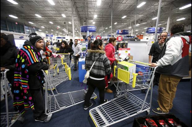 Reuters - Target adelant&#243; su apertura de medianoche a las 9 p.m. del jueves y Toys R Us abri&#243; sus puertas a las 8 p.m.