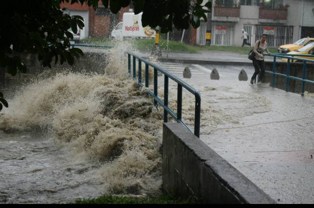 Juan A. S&#225;nchez - Algunas quebradas del sector de Laureles se crecieron ante la fuerte y r&#225;pida ca&#237;da de la lluvia.