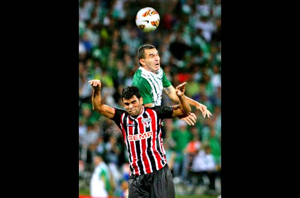 Juan Antonio S&#225;nchez - Enseguida el mismo Sherman, con un remate con pierna zurda volvi&#243; a poner en peligro la porter&#237;a de Ceni quien tuvo la suerte a su favor pues el bal&#243;n volvi&#243; a salir desviado.