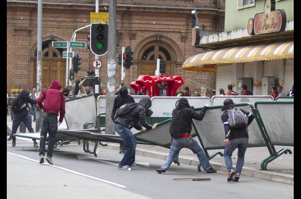 ESTEBAN VANEGAS - Las centrales obreras y grupos estudiantiles de las universidades Nacional y de Antioquia marcharon este 1 de mayo por las calles de Medell&#237;n, exigiendo garant&#237;as laborales al Gobierno Nacional. Al final de la movilizaci&#243;n se presentaron algunos enfrentamientos entre varios manifestantes y agentes de la Polic&#237;a.