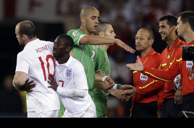 AP - Inglaterra dejó su clasificación a octavos de final del Mundial de fútbol de Sudáfrica dependiendo de los partidos finales.