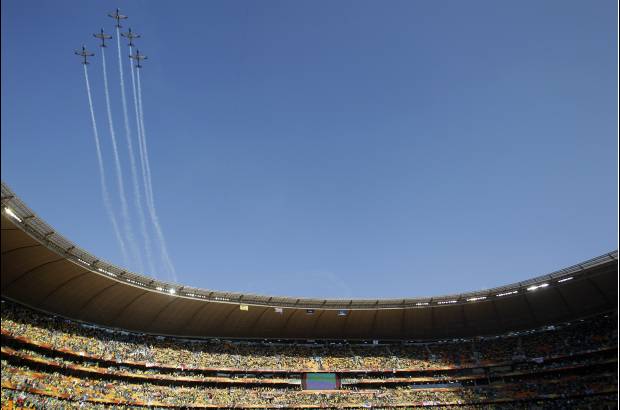 AP - Los aviones de guerra volaron bajo sobre el estadio Soccer City de Johannesburgo silenciando brevemente el potente zumbido de las vuvuzelas en medio de una colorida apertura del Mundial.