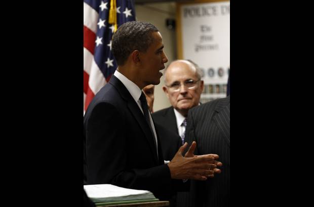 Reuters - Barack Obama estuvo acompañado por el que entonces fuera alcalde de Nueva York Rudolph Giuliani.