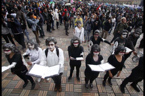 Reuters - La llamada Jornada Nacional de Movilización comenzó con concentraciones en los establecimientos educativos y siguió con marchas hacia los centros de las capitales.