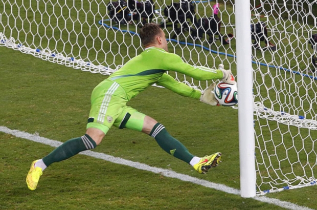 - Igor Akinfeev (Rusia) intent&#243; evitar un gol, pero se escap&#243; el bal&#243;n.