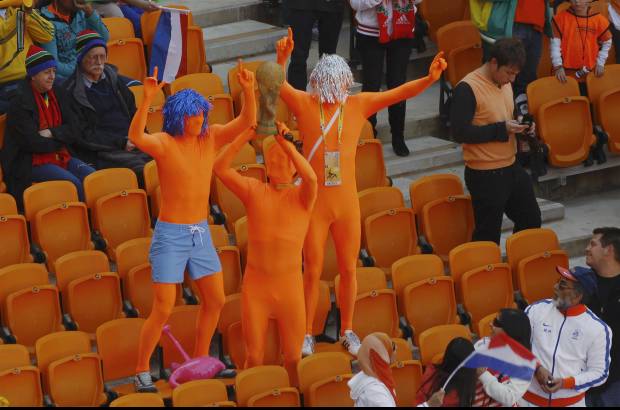 Reuters - Trajes muy particulares en las tribunas durante el encuentro.