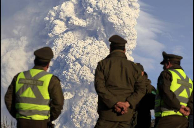 Reuters - El volc&#225;n sure&#241;o Cord&#243;n Caulle arroj&#243; todo el fin de semana gases, magma y piedras p&#243;mez.