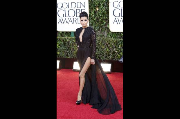 Reuters - El calor latino se hizo notar especialmente con la presencia de Eva Longoria y una vertiginosa abertura en su vestido de manga larga.