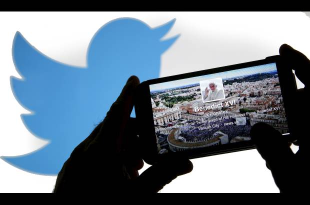 REUTERS - Benedicto XVI inaugur&#243; el 29 de junio de 2011 el portal multimedia de Internet del Vaticano, &quot;News.va&quot;, con un mensaje en Twitter, la primera vez en la historia que un Pont&#237;fice empleaba este modo de comunicaci&#243;n.