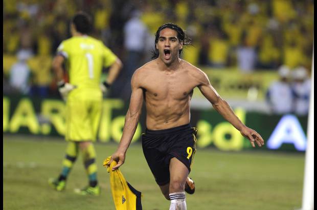Juan Antonio S&#225;nchez - Falcao celebra en Barranquilla el empate ante Chile que le da la clasificaci&#243;n a Colombia para el Mundial de Brasil 2014.