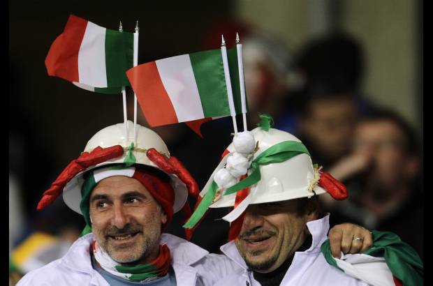 AP - Hay muchas maneras de mostrar el amor por una camiseta.