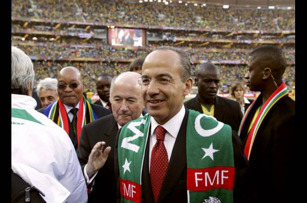 - El presidente de M&#233;xico, Felipe Calder&#243;n, tambi&#233;n estuvo presente en la ceremonia y en el primer juego entre Sud&#225;frica y M&#233;xico que termin&#243; 1-1.